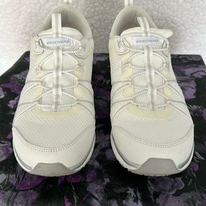 Women’s size 9 Skechers white Gratis Sport Sneaker slip on shoe good condition.